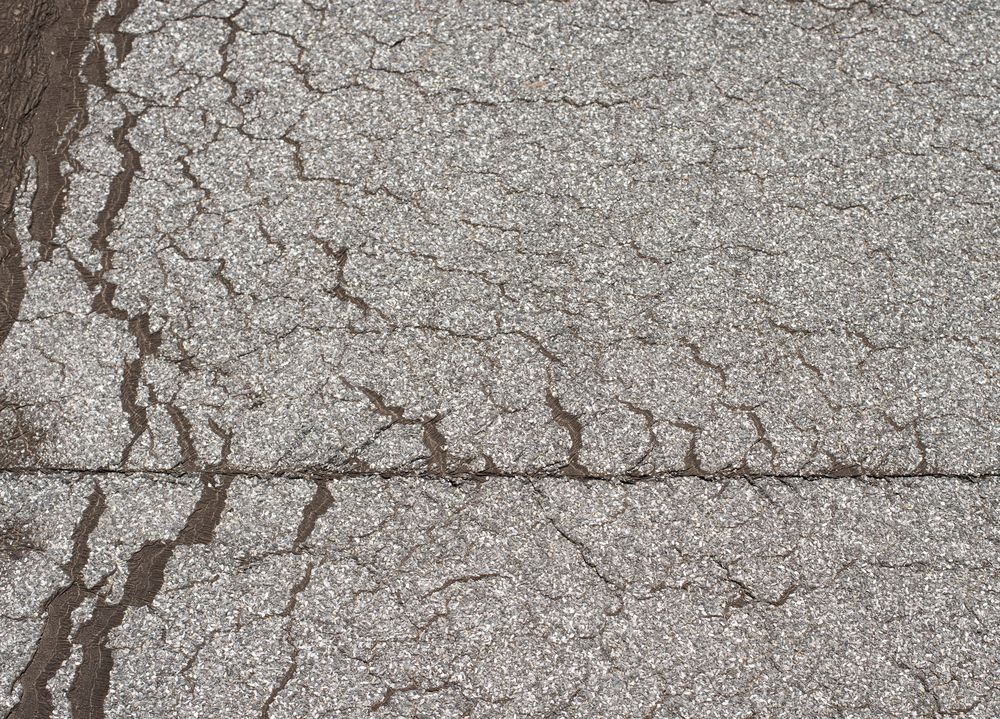 Losliggend dakleer op plat dak in Wolvega